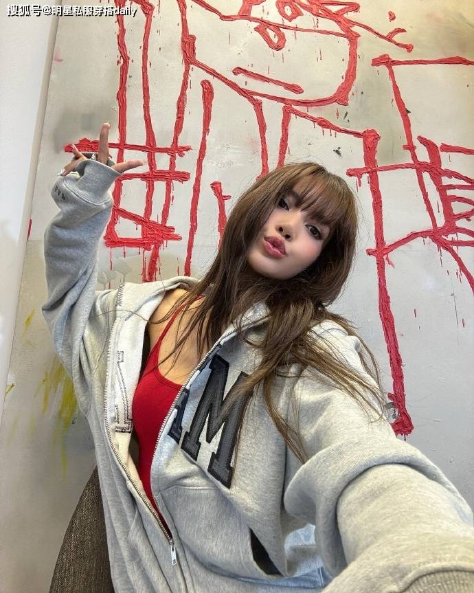 Lisa最新ins尽显美式风情4套穿搭休闲时尚肤色黝黑很健美